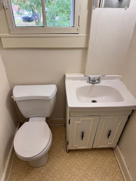 Building Photo - 538 W Beaver Ave