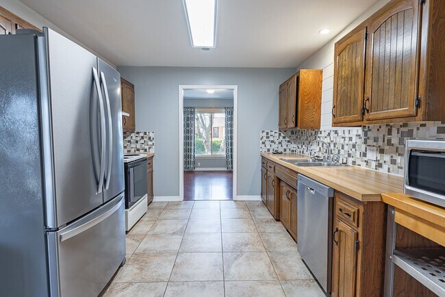 Building Photo - 3 Bed 2.5 Bath Springfield, MO