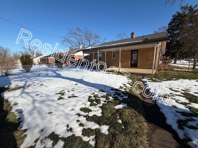 Building Photo - 2 Bed 1 bath with 500 SQ FT DETACHED GARAGE/WORKSHOP