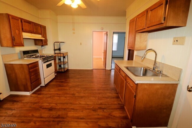 Building Photo - 484 Delavan Ave