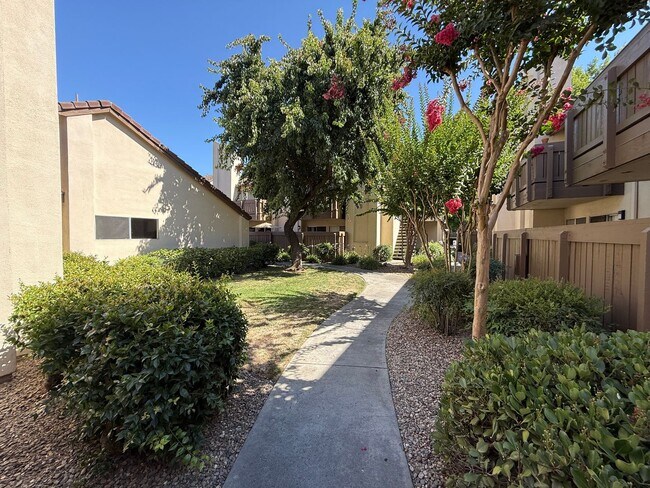 Building Photo - Updated 2-bedroom condo in gated community!