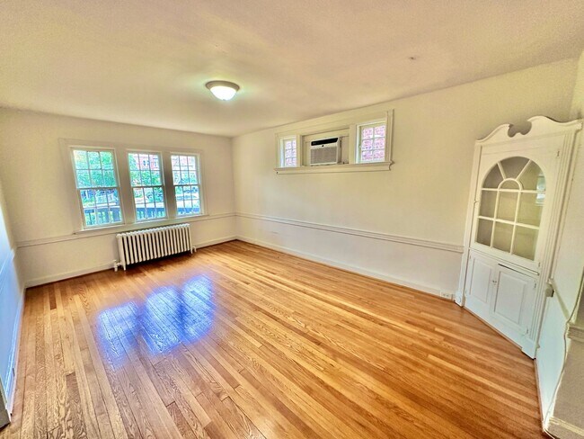 Building Photo - Spacious 6 bedroom 3.5 bath Tudor Townhouse w/Deck close to Georgetown University & Hospital