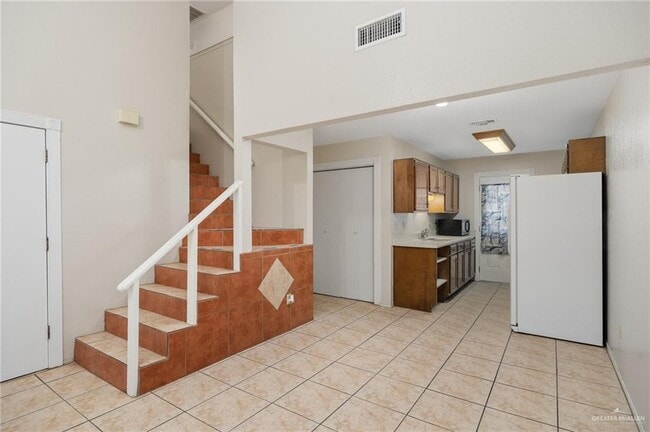 Building Photo - 14 Evergreen Ave
