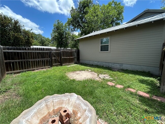Building Photo - 237 E Garza St