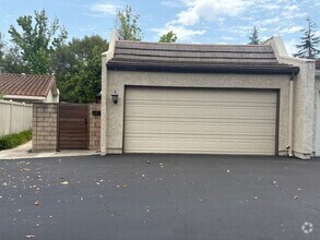 Building Photo - Tranquil Single-Story Townhome in Northshore
