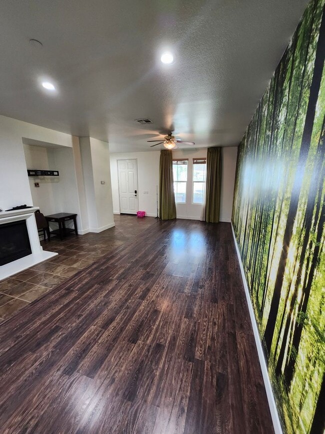 Building Photo - Beautiful two-story townhouse in Fontana G...
