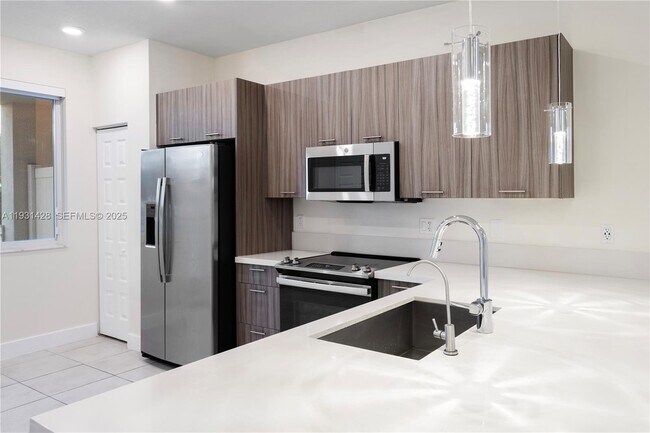 Building Photo - 6425 NW 103rd Pl