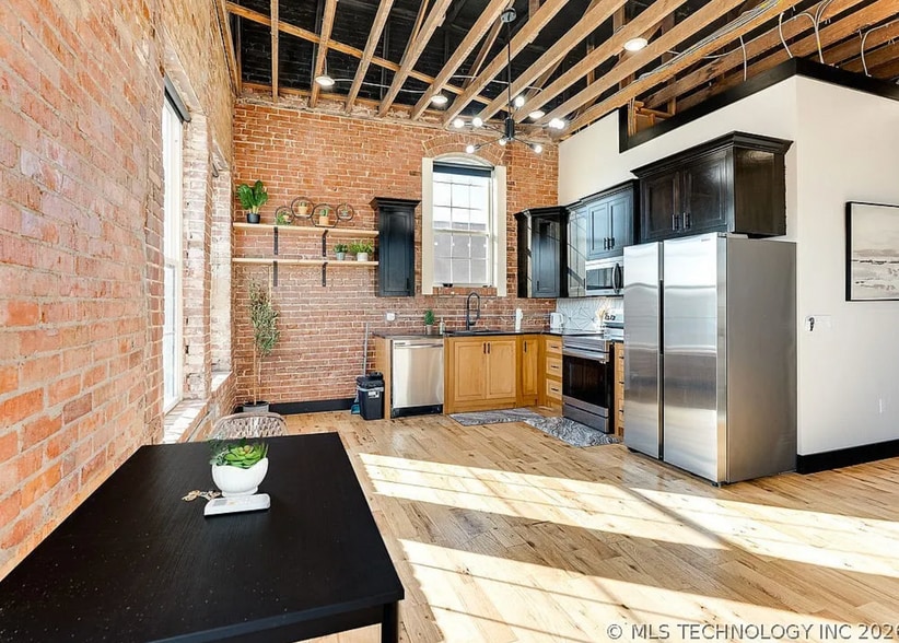 Building Photo - 118 E Main St