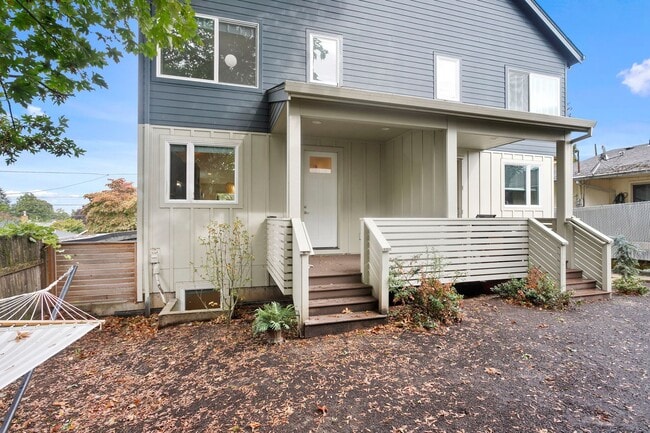 Building Photo - 4 bed/3.5 Bath Townhouse in Richmond Neighborhood, SE Portland