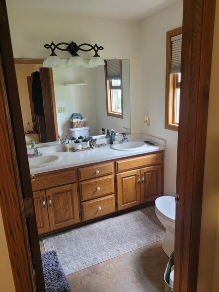 masterbath double sink - W5851 Hearthstone Dr