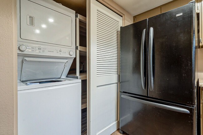 Building Photo - Charming 3 bedroom townhome near everything!
