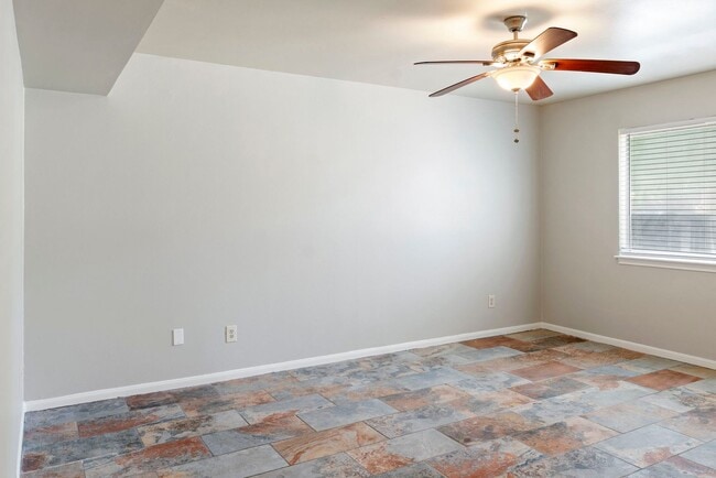 Building Photo - Waterfront Townhome in Elkins Lake