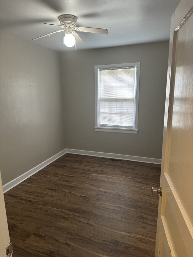 Building Photo - "Charming 3-Bedroom 1.5- Bath with Spaciou...