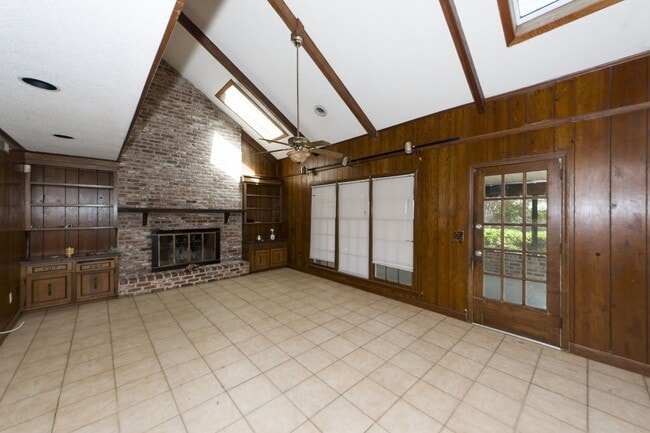 Building Photo - 5 Bedroom 3 Bath Home in Parkshore - Charl...