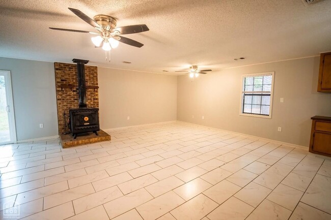 Building Photo - 4 Bed / 2 bath with Great Room! Available ...