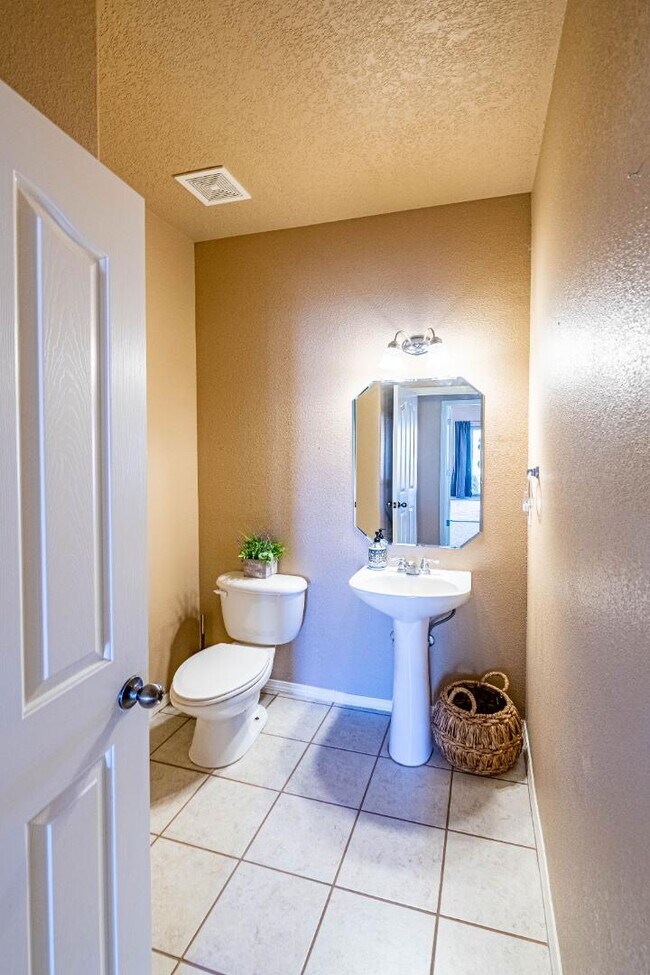 Building Photo - 9719 Calle Chamisa NW