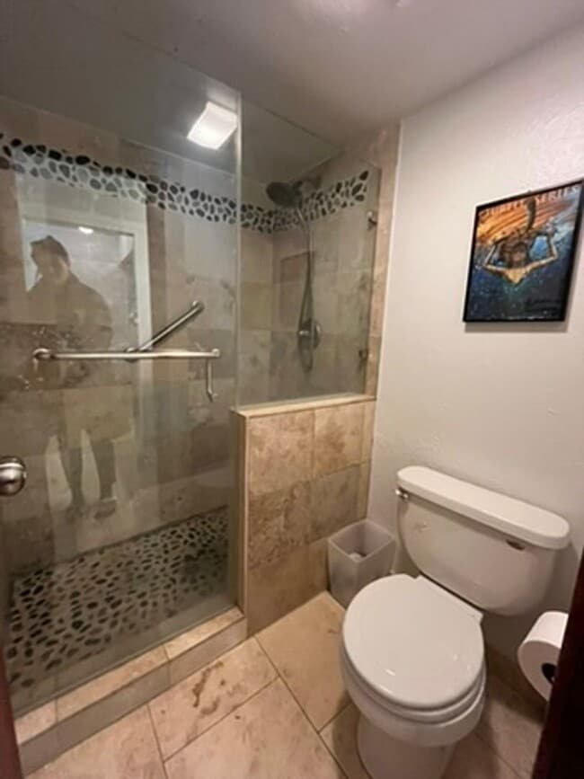 Building Photo - Winter Seasonal Lease! Sun filled, furnish...