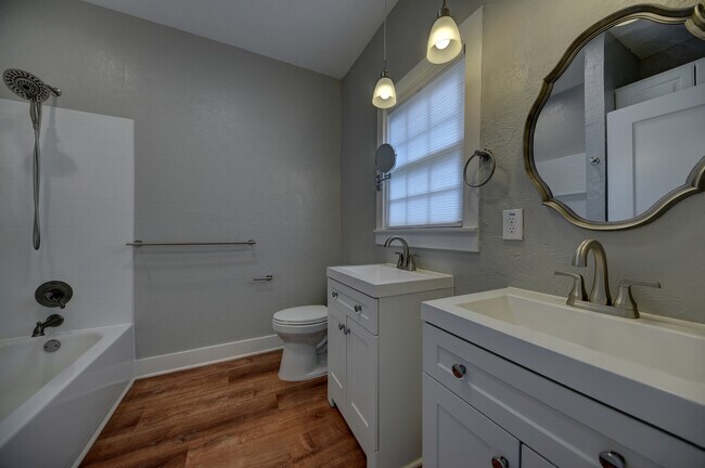 Building Photo - 909 W Main St