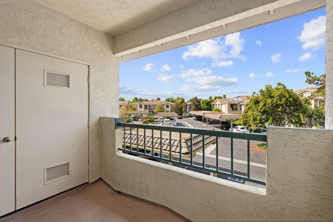 Building Photo - ? Spacious 2 Bedroom / 2 Bath Condo in Sab...