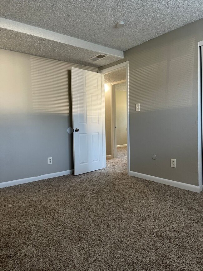 Building Photo - 3 Bedroom 2 Bathroom Condo in Applewood-Move in Ready!