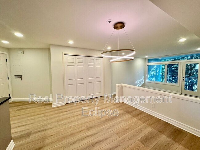 Building Photo - 9039 NE Juanita Dr