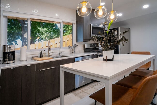 Building Photo - 525 Circle Dr