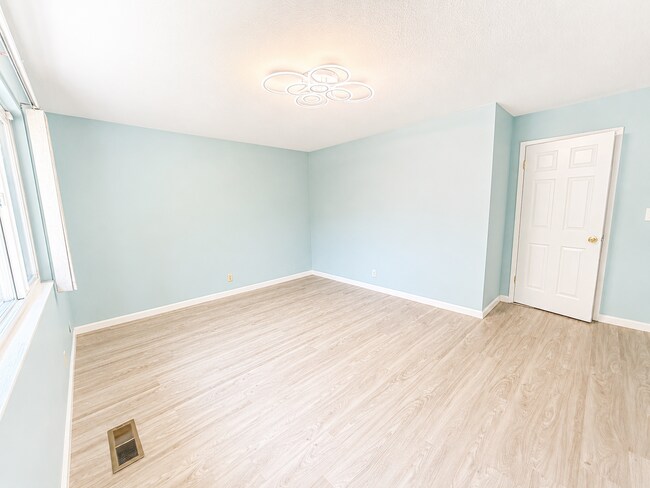 Building Photo - Welcome to this stunning 4 bedroom  bathroom home located in Fremont