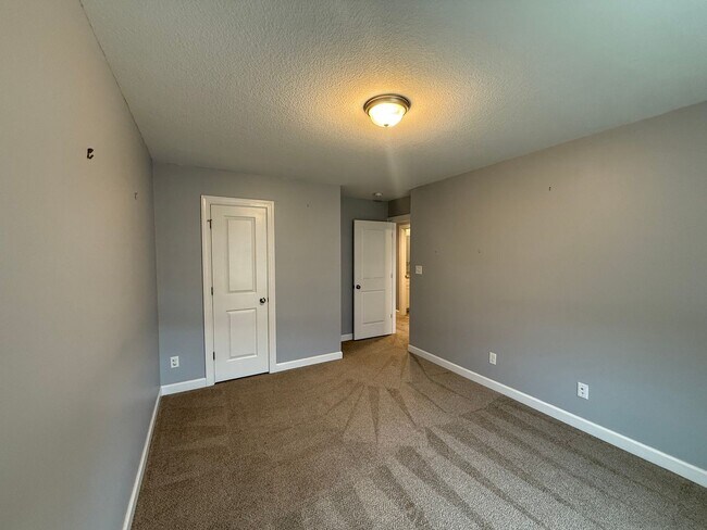 Building Photo - Great Condo On The Riverfront Golf Course