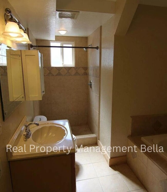 Building Photo - Charming property situated in the highly sought-after South Lake Tahoe Area