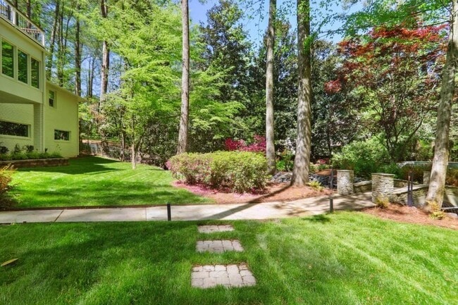 Building Photo - 1007 Somerset Dr NW