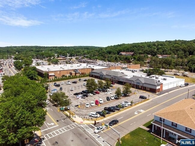 Building Photo - 326 Ramapo Valley Rd