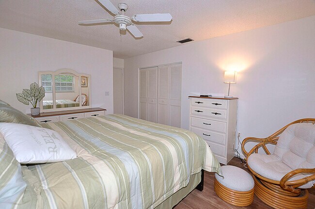 Building Photo - 900 Jasmine Ln