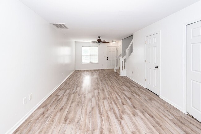 Building Photo - 2 Bedroom, 1.5 Bathroom Townhome - Charleston