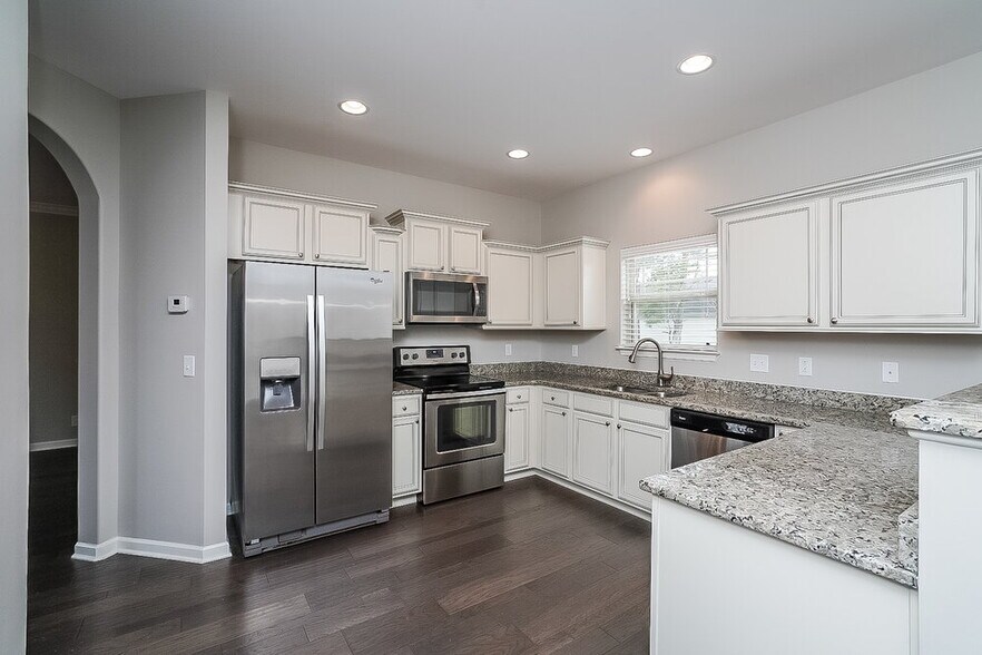 Building Photo - 3218 Mapleside Ln