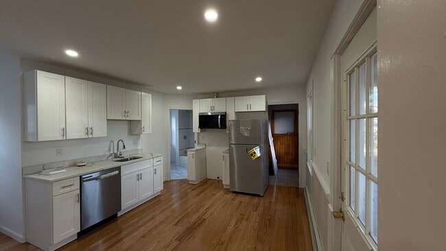 Primary Photo - 21 Locust St