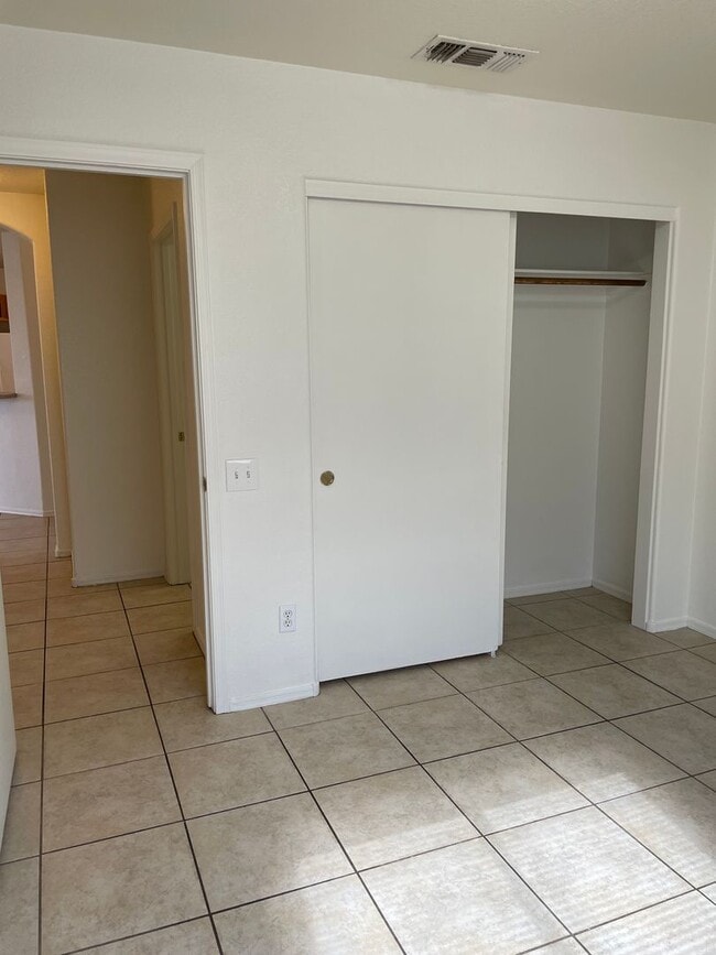 Building Photo - Large 3 Bedroom! Master Bedroom w/ Sitting Room!