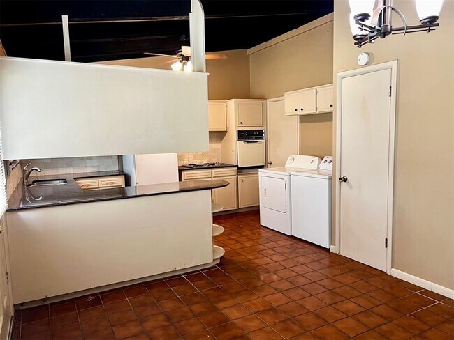 Building Photo - 818 W Timberdell Rd