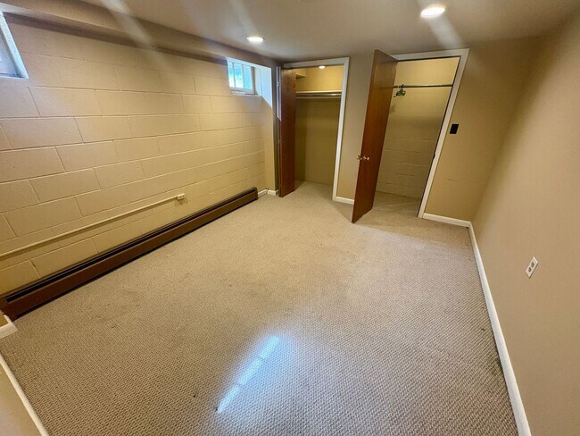 Building Photo - 4 Bedroom 2 Bathroom Furnished Rental