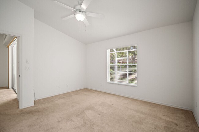Building Photo - Beautiful Villas 3 beds 2 baths in a Gated...