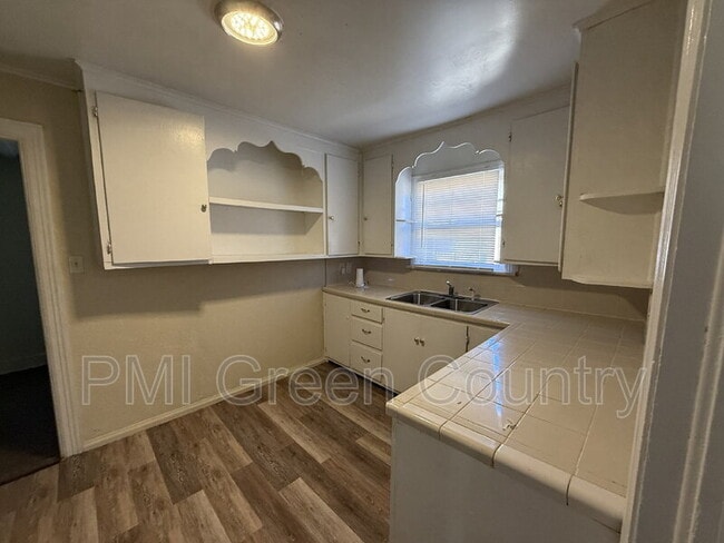 Building Photo - 2432 N Quincy Ave