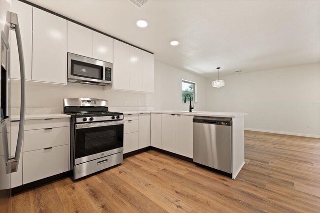 Building Photo - Magnolia Condos- 2 Bed + Study, 3 Bathrooms