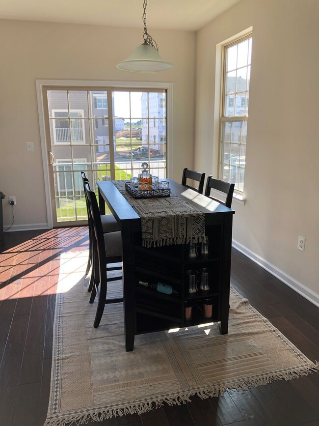 Building Photo - Beautiful End-Unit Townhome in New Post!