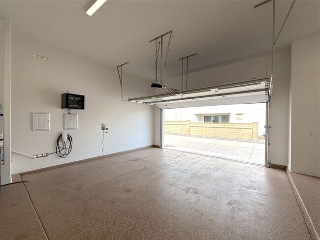 Building Photo - Desert Color Condo 3 bd, 2.5 bt, Extra Large 2 Car Garage Home