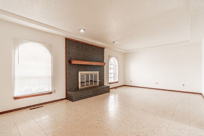 Building Photo - 4 Bed 2 Bath in SW Oklahoma City