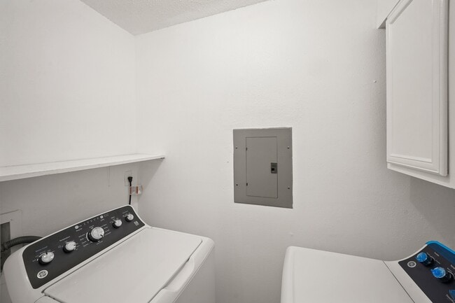 Building Photo - 3987 Tanglewilde St