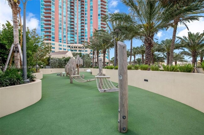 Building Photo - 400 S Pointe Dr