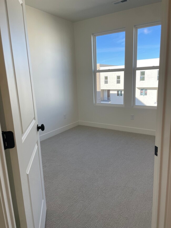 Building Photo - 1474 W Cook Ln