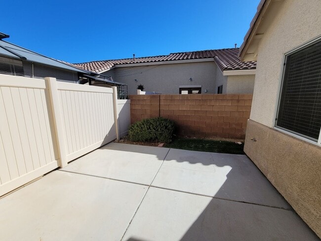 Building Photo - Beautiful Single Story Town Home in Mountains Edge Community