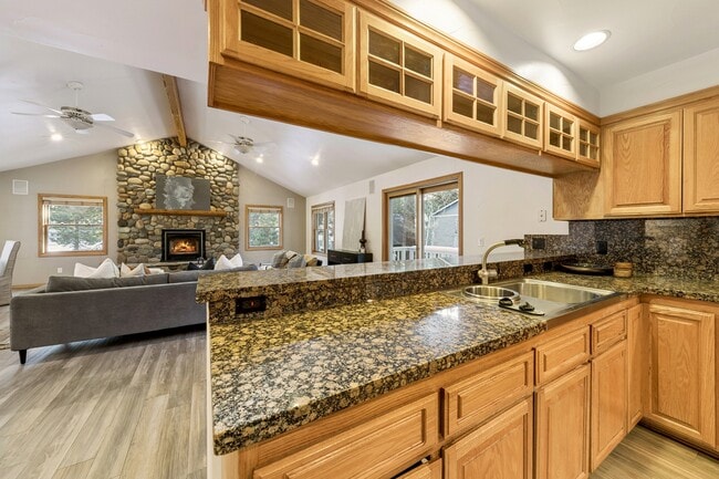 Building Photo - 926 Tanglewood Dr