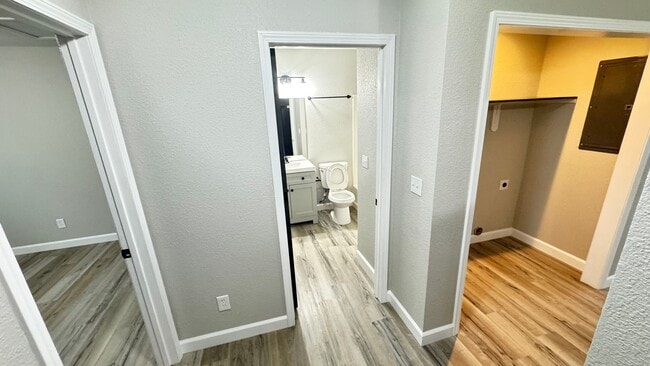 Building Photo - 2 Bedroom , 1 Bathroom Apartment!